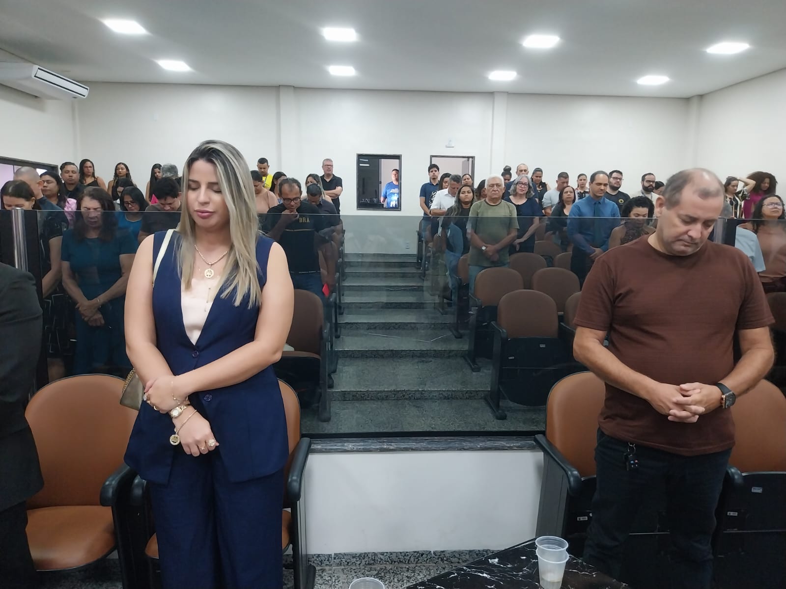 Pastor Valadares convidou todos para em agradecimento a Deus com uma oração, para encerrar a sessão solene