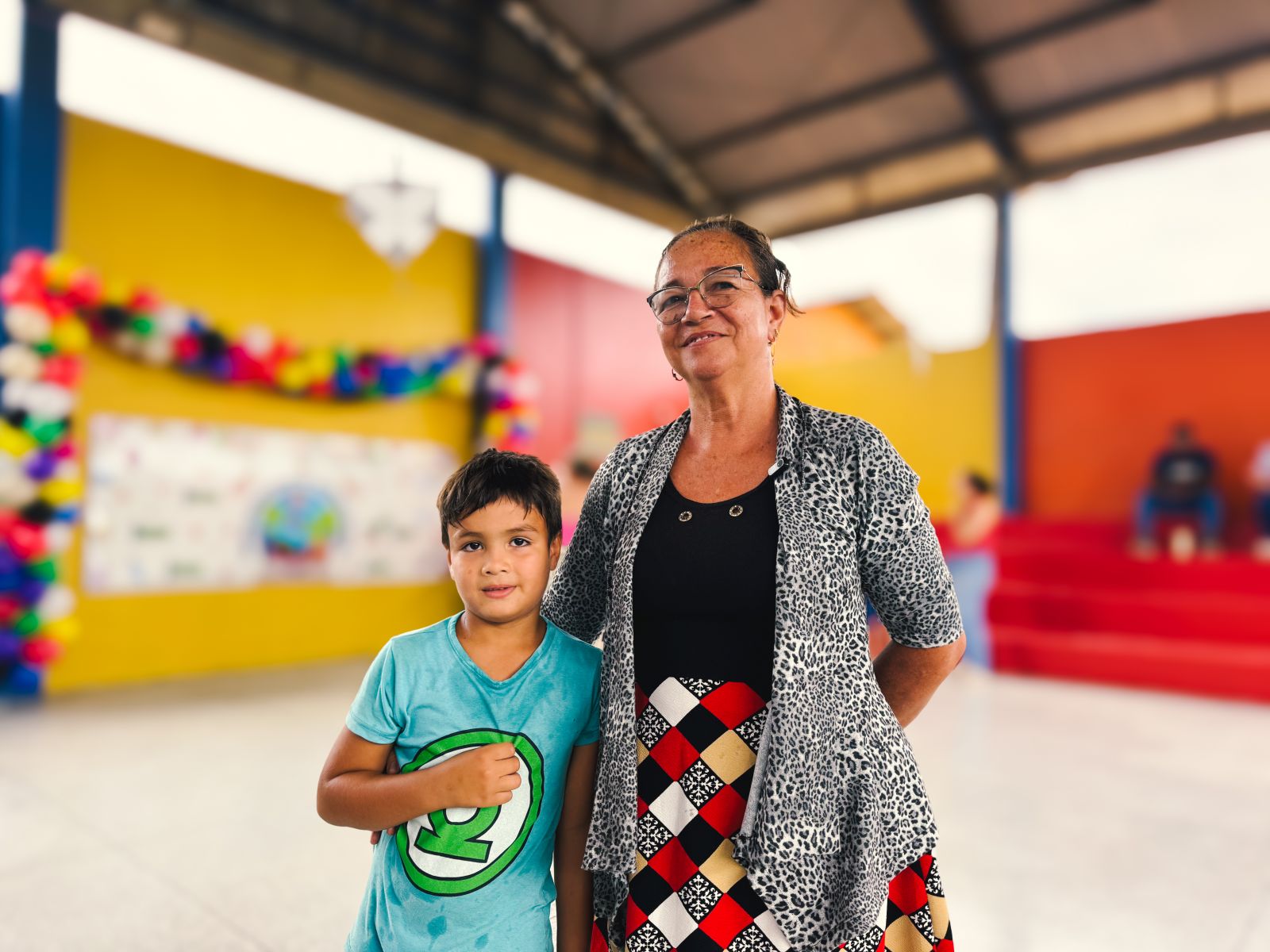 Lucas Gabriel, estudante da escola municipal Voo do Juriti, com sua avó, Ivanete Fernandes