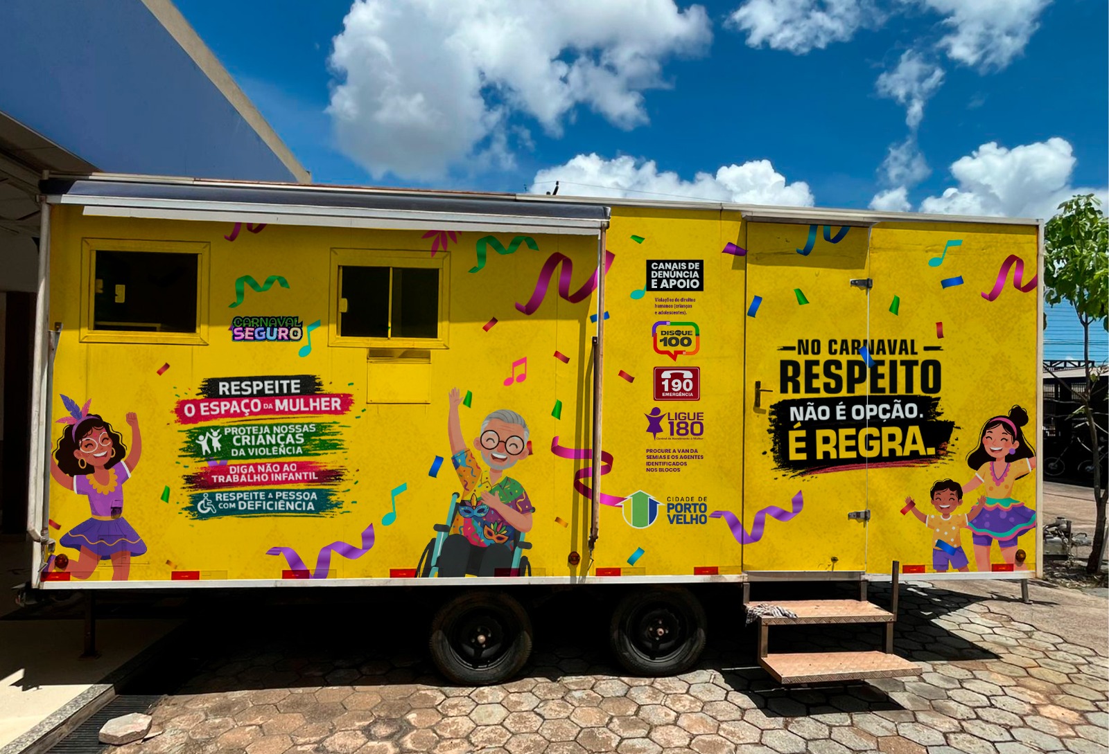 O objetivo é garantir que o folião tenha acesso rápido a serviços de prevenção e suporte sem precisar se afastar da festa