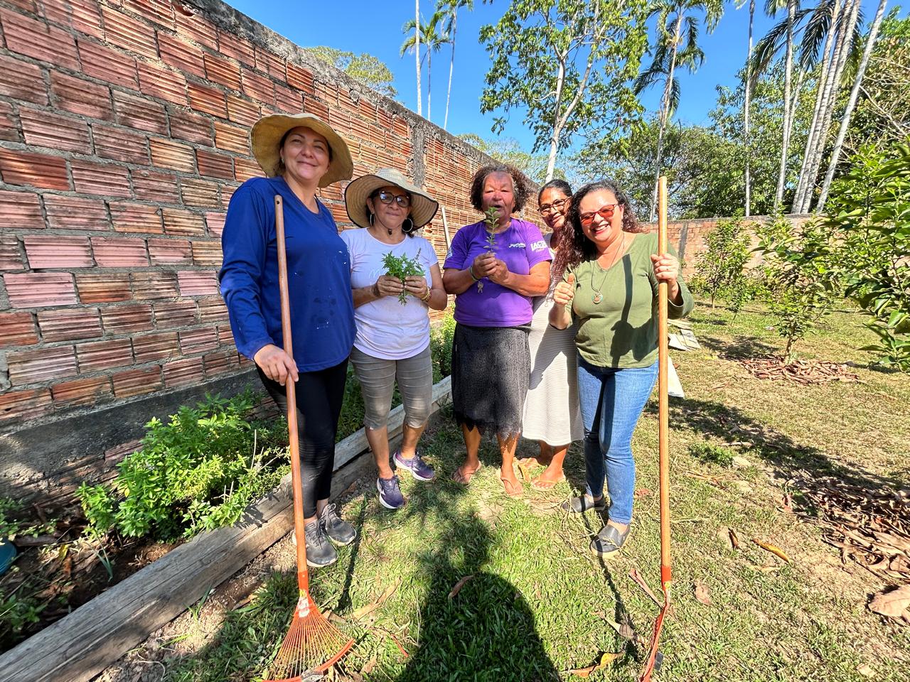 Engenheira agrônoma, Lais, em atendimento as mulheres no campo pela semagric